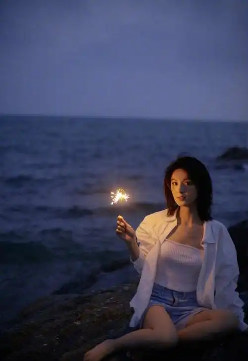 "坏女人"毛林林原来这么温柔,穿衬衫配短裤减龄又日常,真时尚