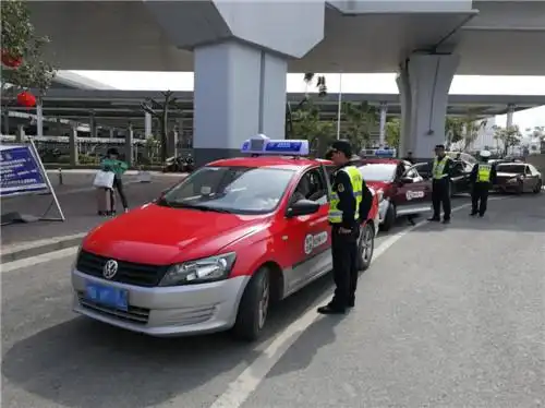 执法人员在南宁火车东站检查巡游出租汽车
