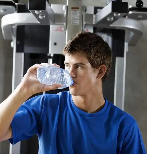 一个人,健身房,坐,竖图,室内,白天,正面,水,欧洲,欧洲人,仅一个男性