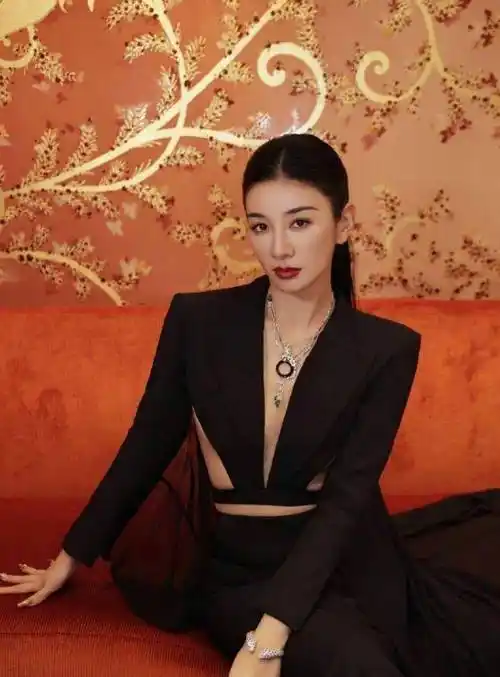 黄奕身穿黑色深v西装裙,秀出好身材,她双臂交叉,看上去自信又霸气