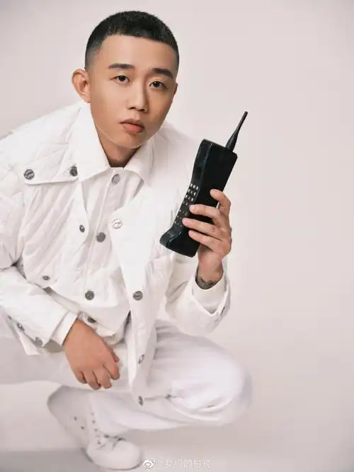 gai周延在云村照相馆拍摄了一组复古写真91散落在五湖四海的情谊