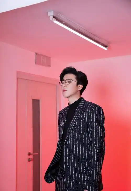 刘宇宁条纹西服帅气写真图片