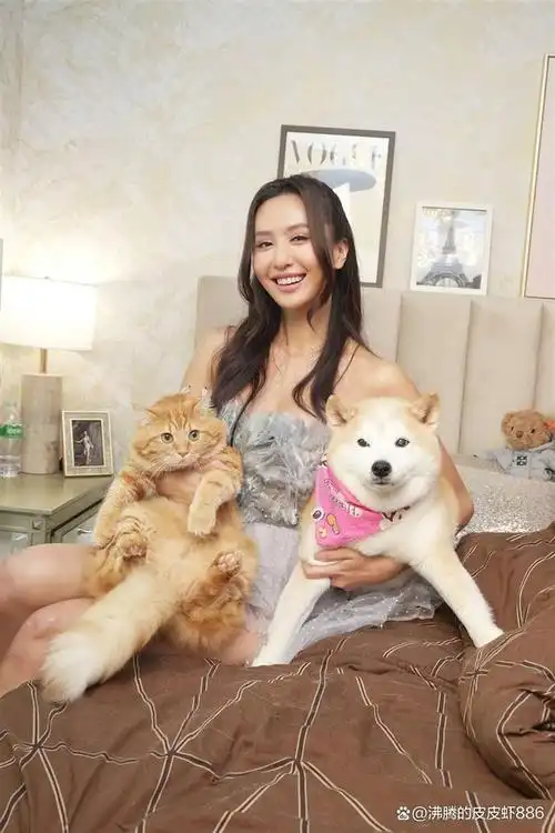 话题女星蔷蔷(林嘉凌)平时作风大胆,惹火外型加上呛辣敢言个性,收服一