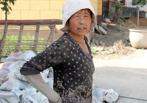 采访时看到农村的老人们没有任何过节的气氛,她们忙碌着在干活挣钱