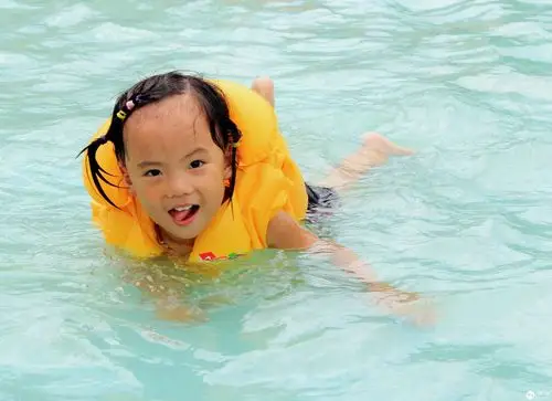 14第八期月赛嬉水的小姑娘