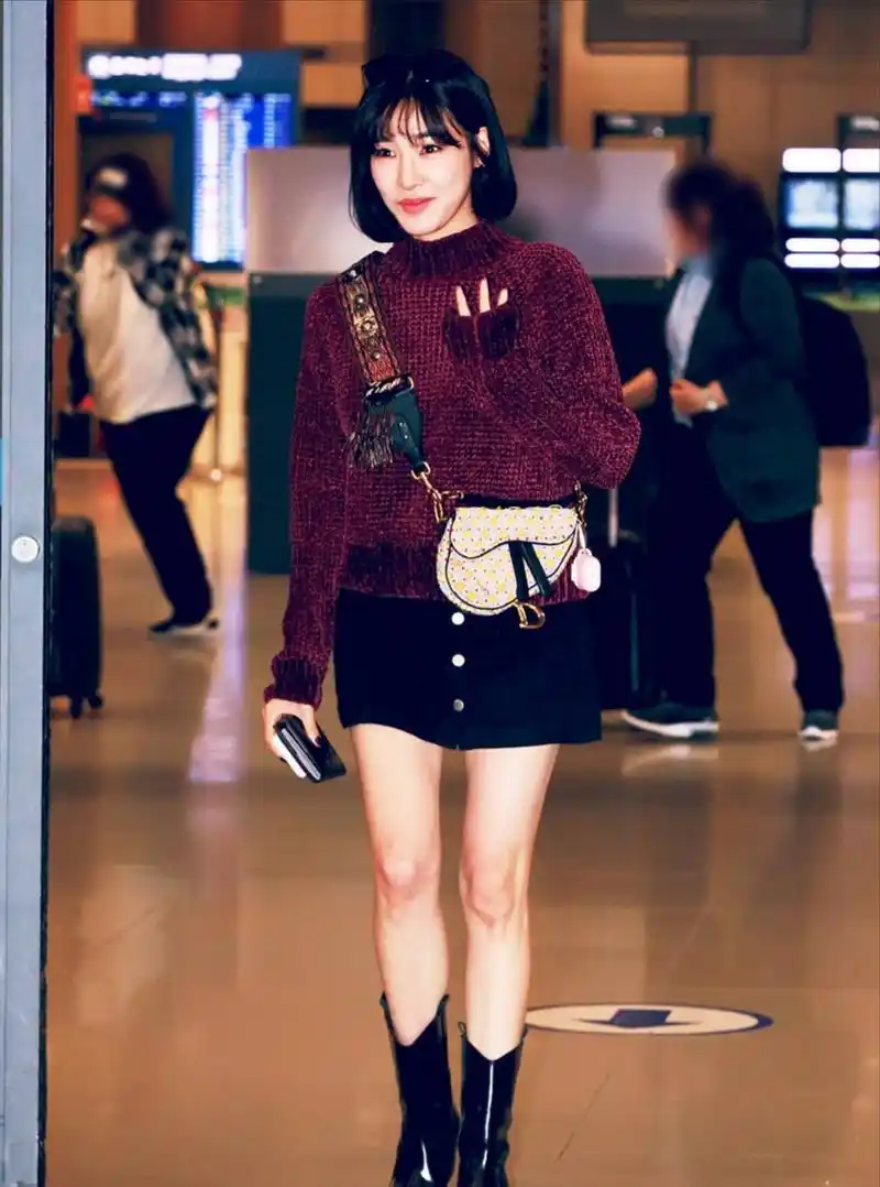 tiffany黄美英现身韩国机场,她笑容甜美,还是当初的甜豆啊