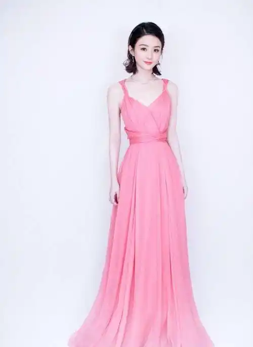 原创江铠同为赚眼球可太拼吊带短裙上演女神坐防展露还要用手遮