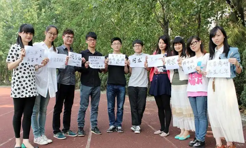 方法:在拍集体照的时候,最好以柔和的自然光最好,避免太阳光线太强