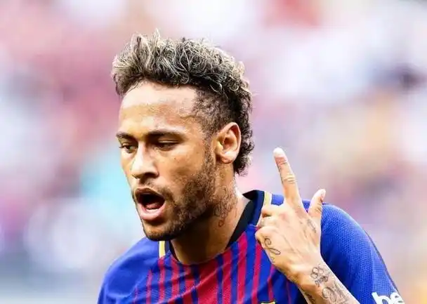 内马尔:职业低谷中的巴西球王内马尔,这位巴西球王,如今却陷入了职业