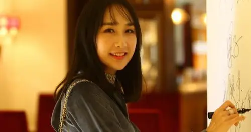 雷佳音老婆翟煦飞好漂亮肤白貌美大长腿比迪丽热巴还好看