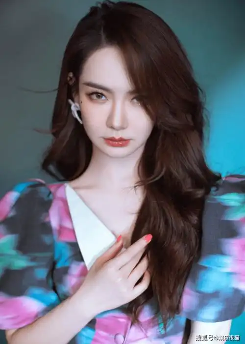 戚薇大波浪造型,精致的妆容,太迷人