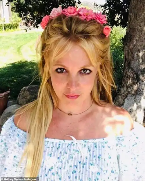 昔日歌手红遍全球38岁已被生父控制12年22万粉丝想救偶像