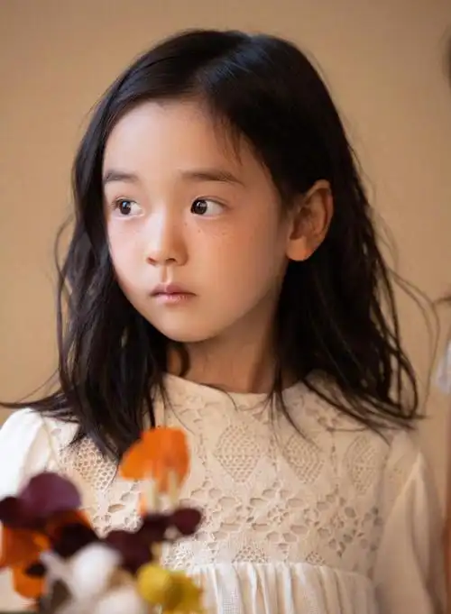 董璇晒自家女儿与佟大为儿子同台走秀的图片