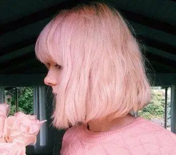 短发女生2020年春天染粉色系头发,就不要进行挑染了,因为本来头发就短