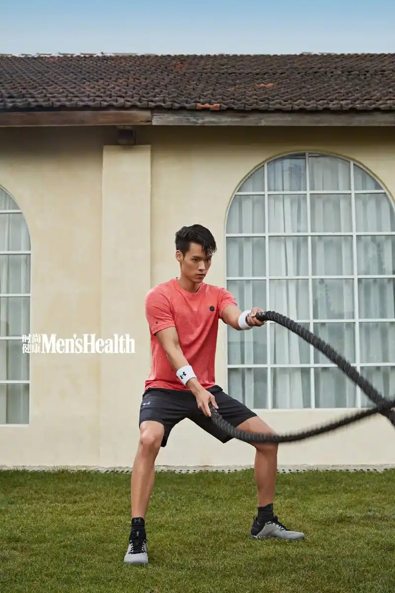 组图:成龙亲外甥董又霖100天练成肌肉猛男 自信裸上身秀身材