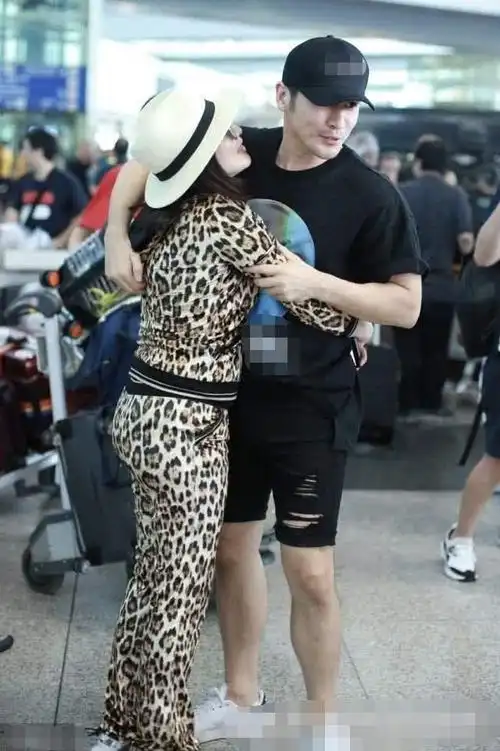 张伦硕肌肉图片(一家五口齐上镜)(6)