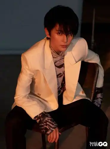 46岁李冰冰西装短发超a出镜 眼神冰冷霸气酷帅十足