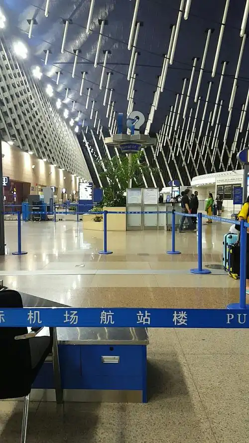 7月5日晚上,经过一下午的奔波我们抵达了上海浦东机场^(oo)^准备前往