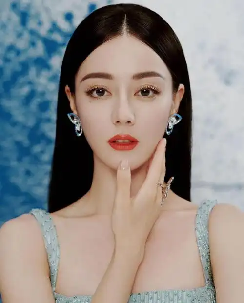 迪丽热巴再穿性感礼服,不捂胸靠话筒遮挡|红毯_网易订阅