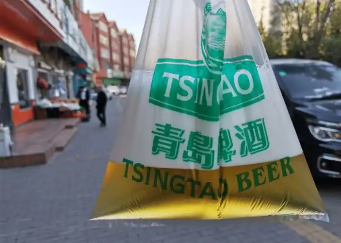 为什么青岛人喜欢用塑料袋装啤酒喝外地人表示很难不瞎想