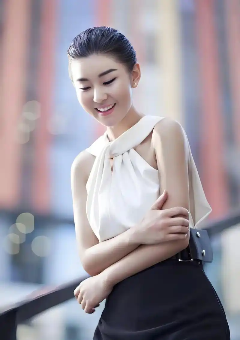 李小萌:以智慧穿搭诠释肉感美 李小萌以其对"肉感美"的独特理解和