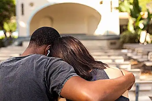 年轻,情侣,坐,一起,搂抱,后视图