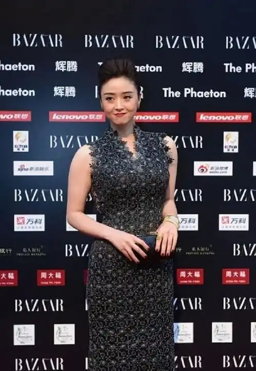 蒋欣真是大号沙漏身材穿紧身长裙硬勒出凸感曲线感好强