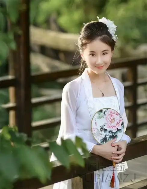 温宛文雅的古装美女优雅多姿写真图片(1)