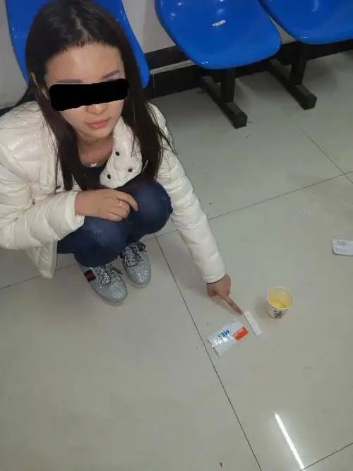 大队对西湖二路某宾馆例行检查,发现两名年轻女子神情慌张,疑似吸毒