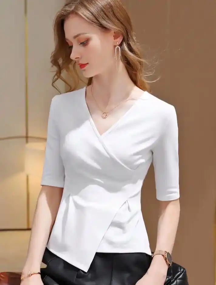 潮牌小众设计感原创精品v领高档女装t恤衫.2022款网红款夏 - 抖音