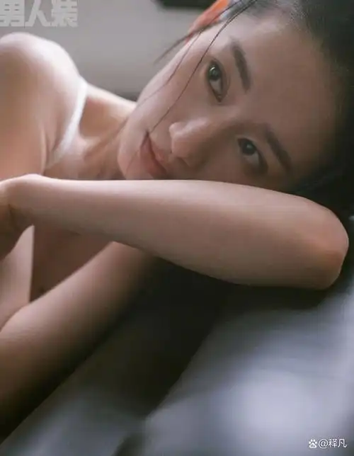 郭晓婷登《男人装》封面!大秀香肩美腿太性感撩人