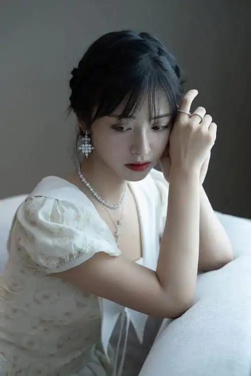 沈月最新写真大片公开麻花辫盘发搭配田园碎花连衣裙