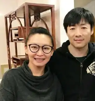 回顾演员祖峰娶教师刘天池结婚13年无子女生活依旧幸福美满