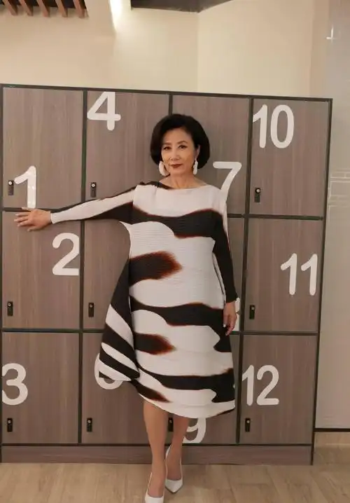 74岁的汪明荃穿衣真拉风,浓妆长裙配高跟鞋,时髦装扮十分抢镜