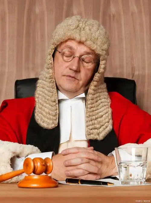 为什么英国的法官和律师要戴假发?