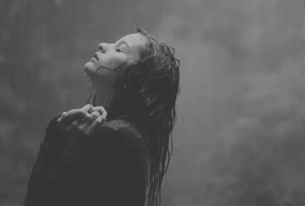 灵签占卜:4个淋雨的人,哪一个楚楚可怜?测你身边谁在默默暗恋你?