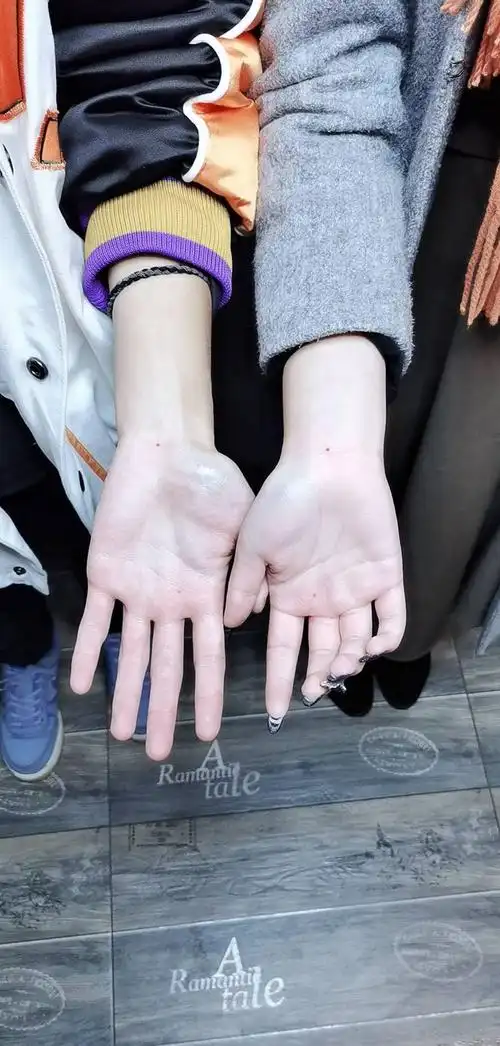 情侣  朱砂痣纹身图片_手部点刺纹身图案