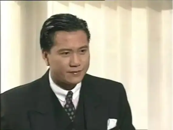 香港演员万梓良年轻时英俊帅气,脸方眉浓,头大发乌,墨镜一戴, - 抖音