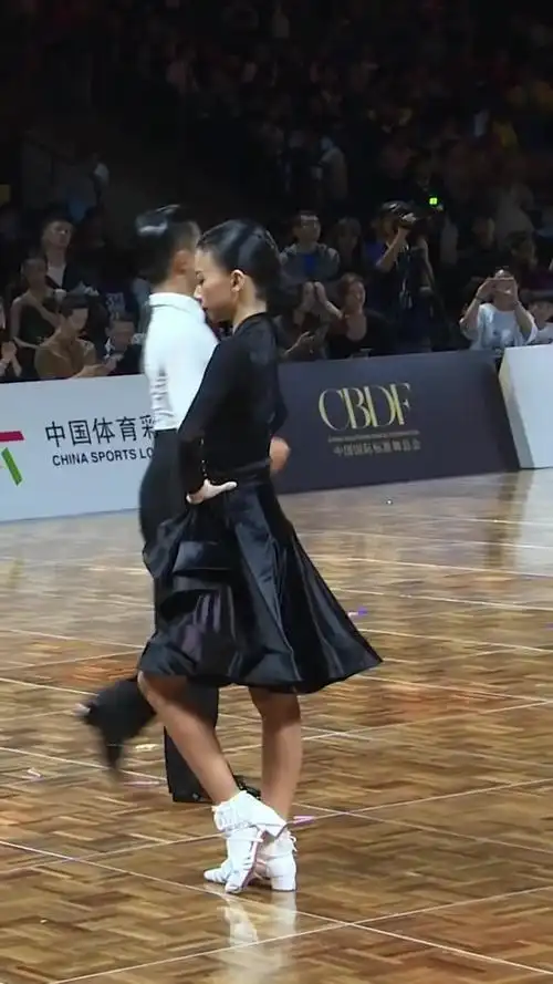 一个爱跳舞并且超有气质的女孩李茉晗,这个起舞姿势,气场强大!