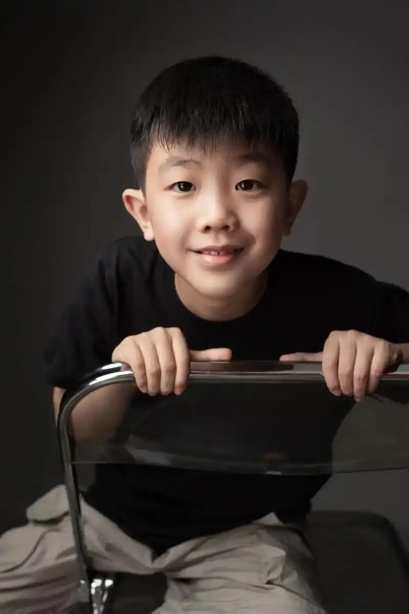 男孩.你望着镜头腼腆的微笑,那眼神里透着好奇与纯真,在多年以 - 抖音