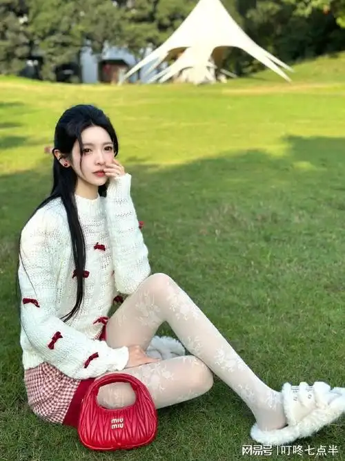 轻熟女必备白色印花丝袜让你瞬间美出新高度