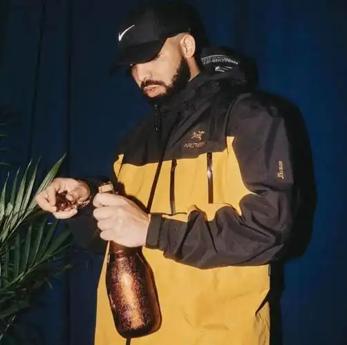 travis scott随后更有 travis scott,drake 等顶流纷纷加入带货行列