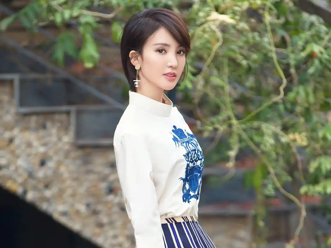 金晨短发时尚帅气图片桌面壁纸