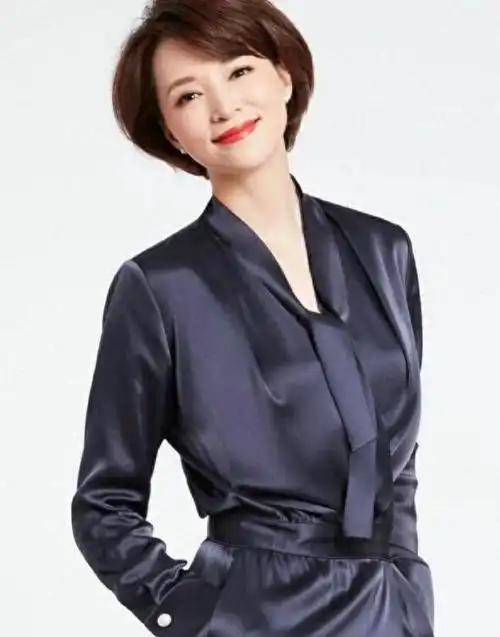 董卿不愧"最美主持人",不穿金戴银,不显老不乱演,特优雅迷人