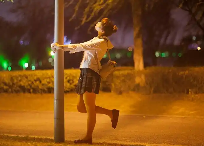 路灯下的女孩