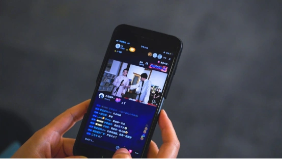 生活不打烊相声在哪里在剧场也在直播间和四合院