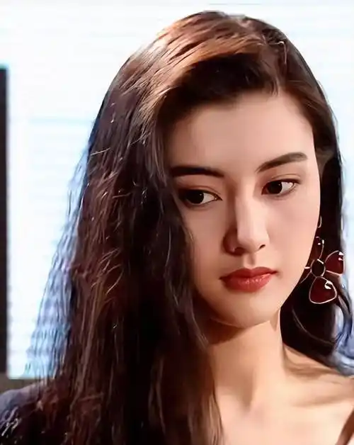 李嘉欣姐姐在上海参加继子婚礼,被敬茶笑不拢嘴,15岁儿子罕露脸