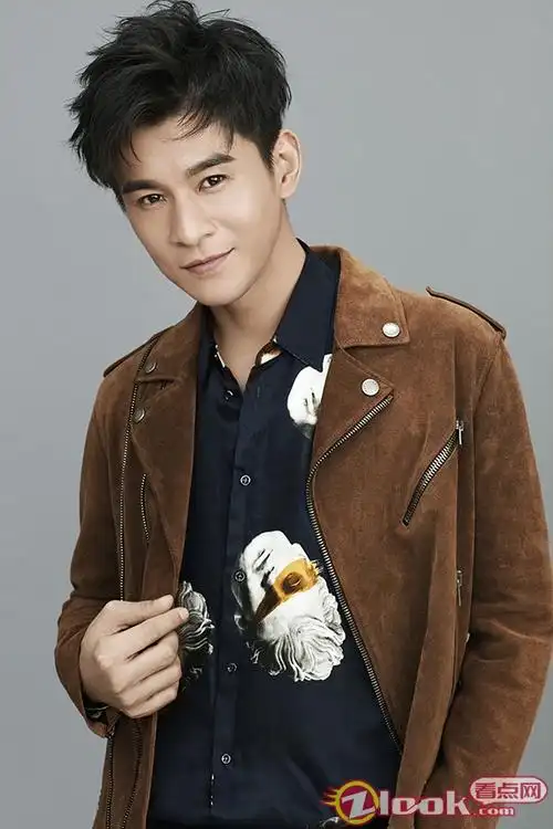 乔振宇最新写真曝光 帅气俏皮笑容温暖