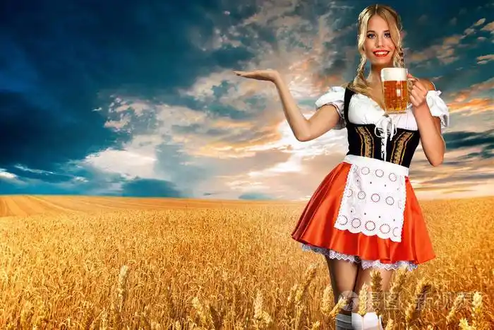 微笑性感的啤酒节女服务员,穿着传统的巴伐利亚或德国德式头巾,在室外