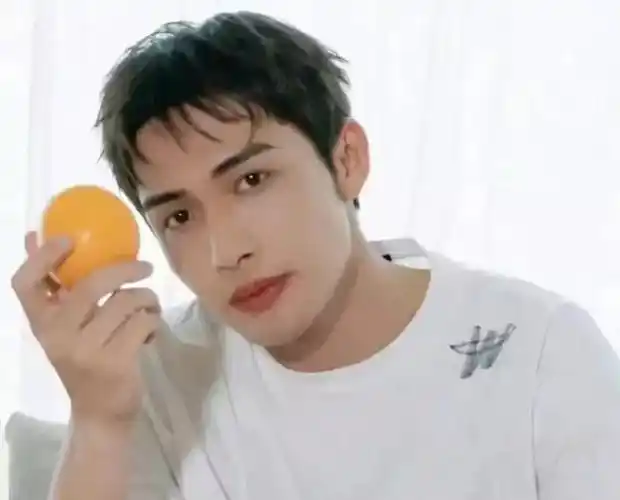 网传张彬彬隐婚生子妻子是圈内人其父母抱孙子在街头逛街